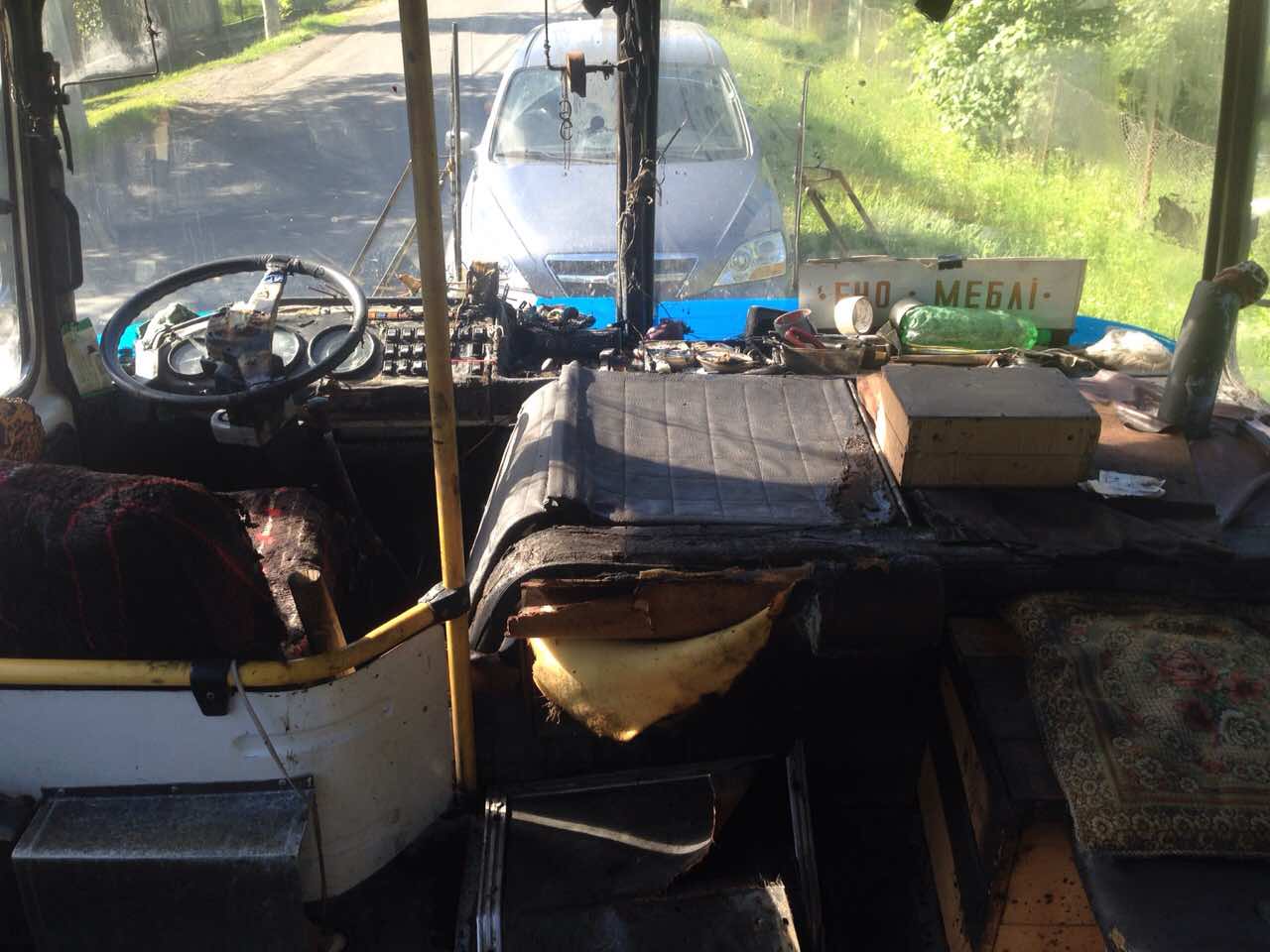 Під час гасіння пасажирського автобуса, що загорівся під час руху на Мукачівщині, водій отримав опіки 