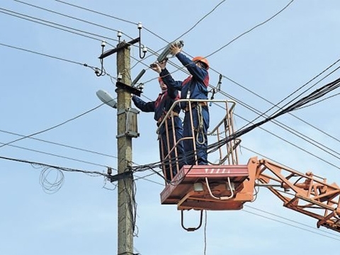 Енергетики планують до обіду відновити електропостачання у всіх знеструмлених населених пунктах на Закарпатті