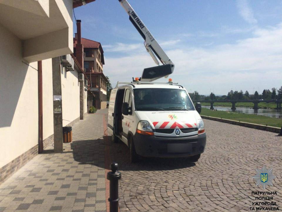 У Мукачеві підприємець силою "перепаркував" автовишку Мукачівського РЕМу (ФОТО)