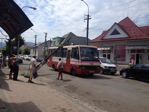 ФОТОФАКТ. У Сваляві стовп упав на рейсовий автобус "Розтока - Мукачево"