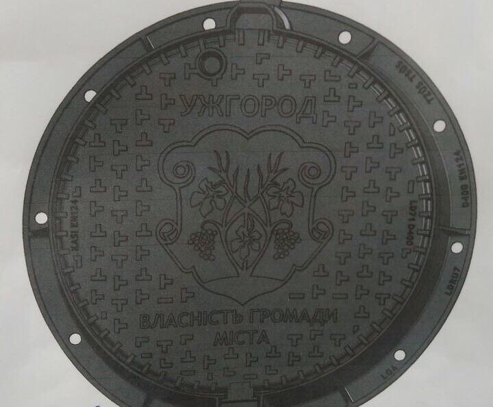 В Ужгороді встановлять чеські антивандальні люки, зокрема з гербом міста (ФОТО)