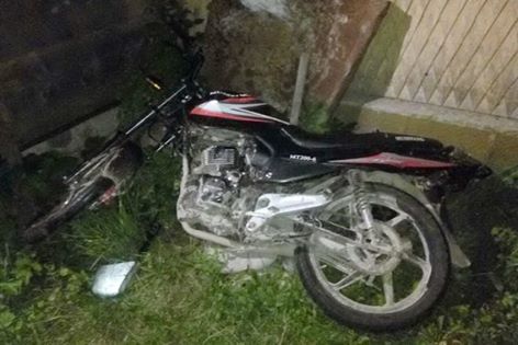 На Рахівщині мотоцикліст, не впоравшись із керуванням і зіткнувшись зі стовпом, опинився в реанімації 
