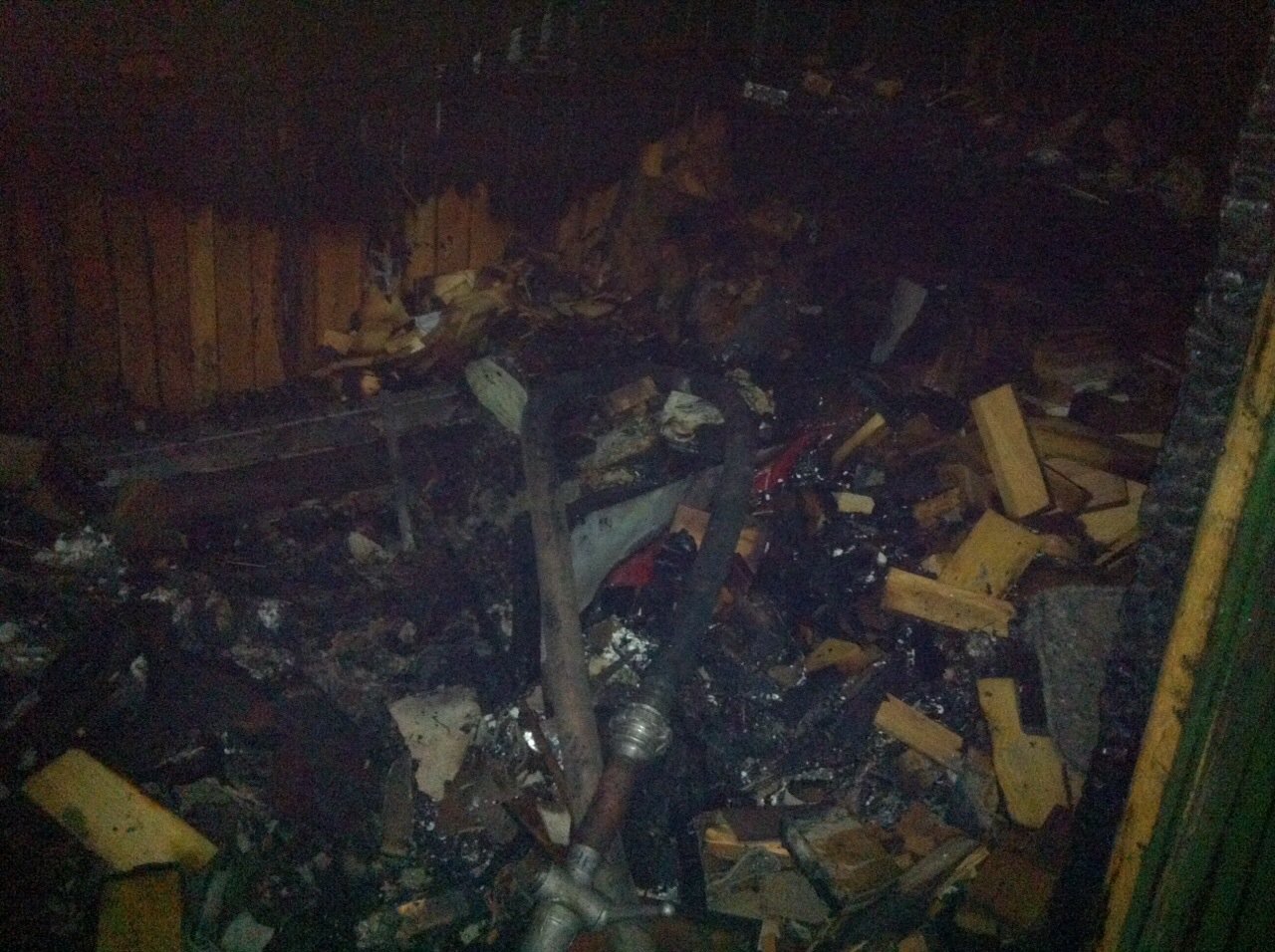 Складувавши золу від спаленого мотлоху в господарчій споруді в Ужгороді, власник спричинився до підпалу будівлі (ФОТО)  