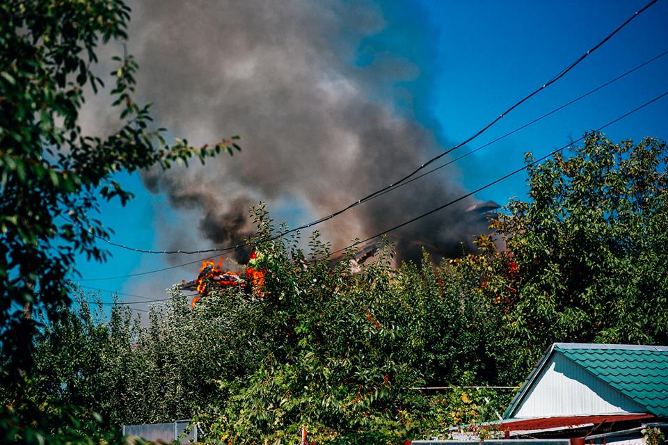 15 рятувальників намагаються приборкати потужну пожежу в будинку у Минаї (ВІДЕО)