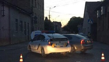 У Мукачеві Skoda в'їхала в патрульне авто (ФОТО)