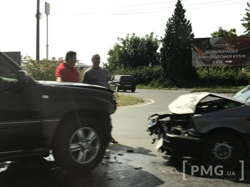 Біля поста ДАІ у Мукачеві зіткнулися два авто (ФОТО)