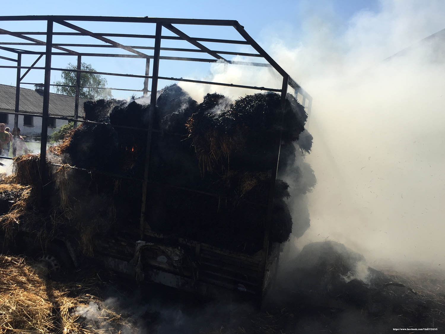 На Виноградівщині в обідню пору суботи згоріли 200 тюків соломи, а надвечір палав будинок (ФОТО)