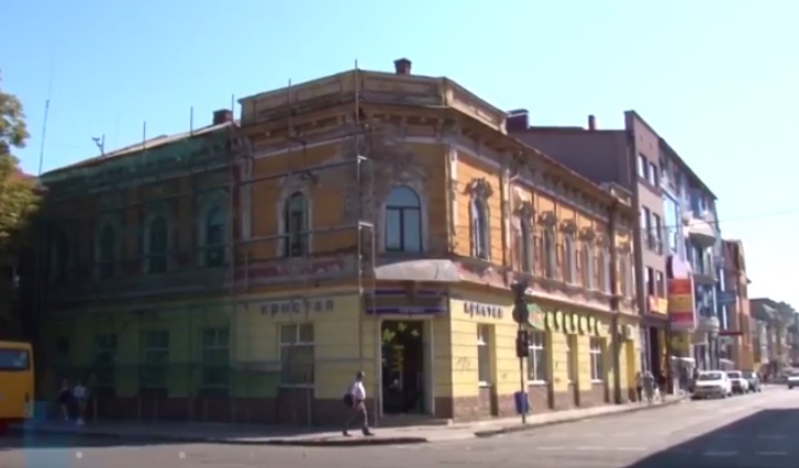 В Ужгороді ремонтують історичну будівлю магазину "Кристал" (ФОТО)