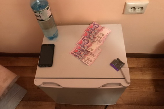В одному з готелів Ужгорода виявили звідницю, котра "продала" клієнту подругу як повію (ФОТО)