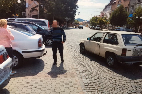 У Мукачеві водій "Шкоди", паркуючи своє авто, пошкодив чужий "Опель" і втік