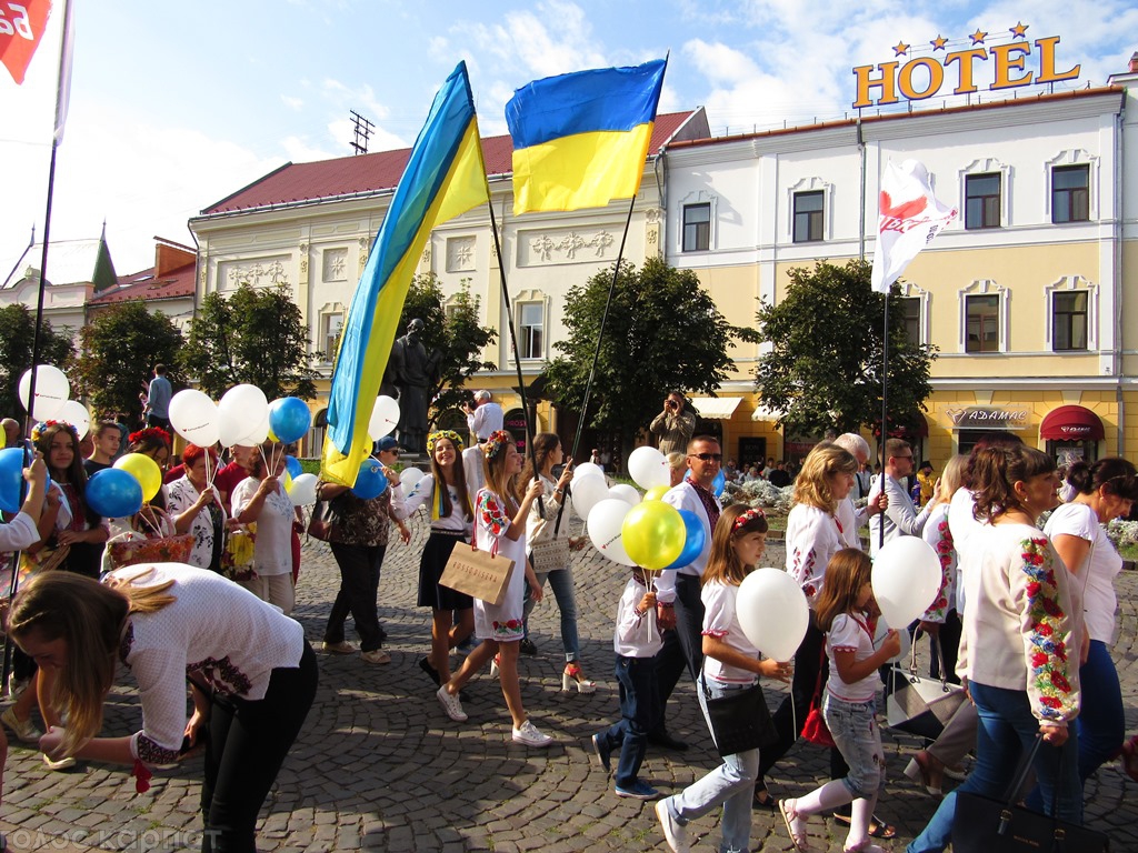 Парад вишиванок до Дня Незалежності відбувся у Мукачеві (ФОТО)
