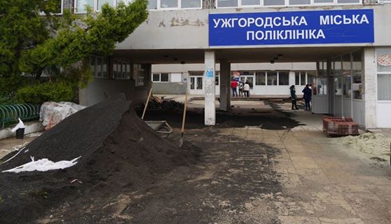 Понад мільйон гривень витратять на дренажну каналізацію та благоустрій території Ужгородської поліклініки