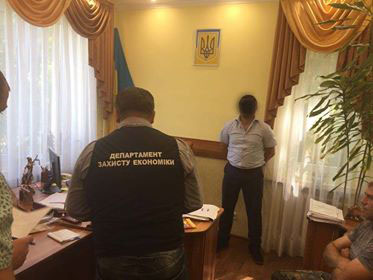 На хабарі затримали суддю з Мукачева і начальника юрвідділу міського Пенсійного фонду