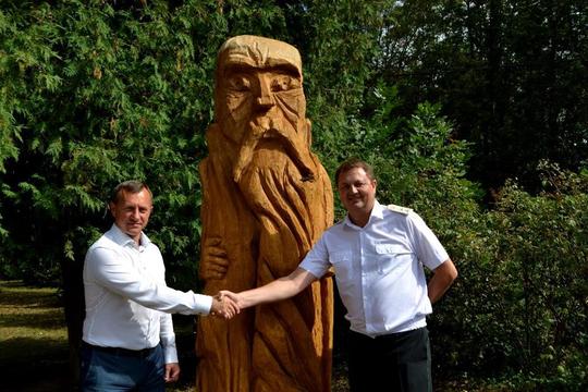 Лісівники подарували Ужгороду дерев'яного гуцула (ФОТО)