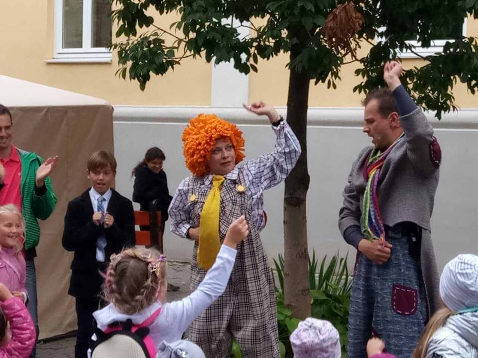 "Солодка" вулиця в Ужгороді сьогодні стала ще й музичною та ляльковою (ФОТО)