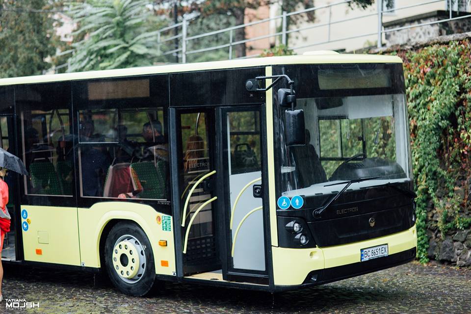 В Ужгороді з нагоди Дня міста випробовують новий "габаритний" автобус (ФОТО)