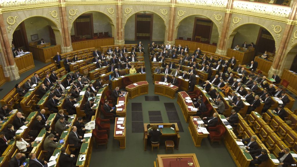 Парламент Угорщини одноголосно засудив зміцнення позицій української мови у новому законі України про освіту