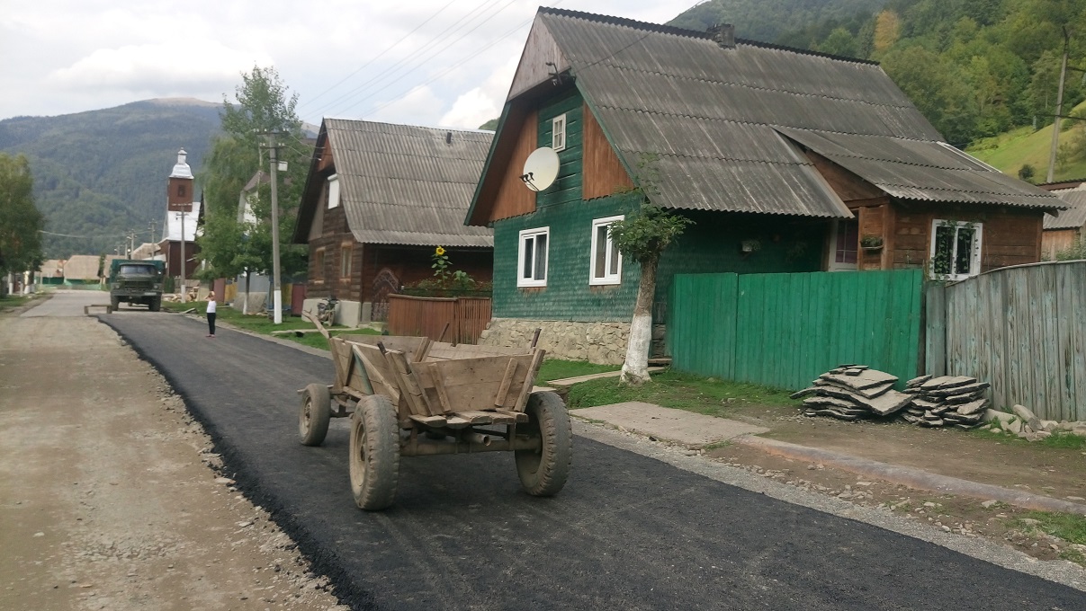 На Тячівщині триває масштабний капремонт доріг, що розпочався в селах Усть-Чорнянського куща (ФОТО)