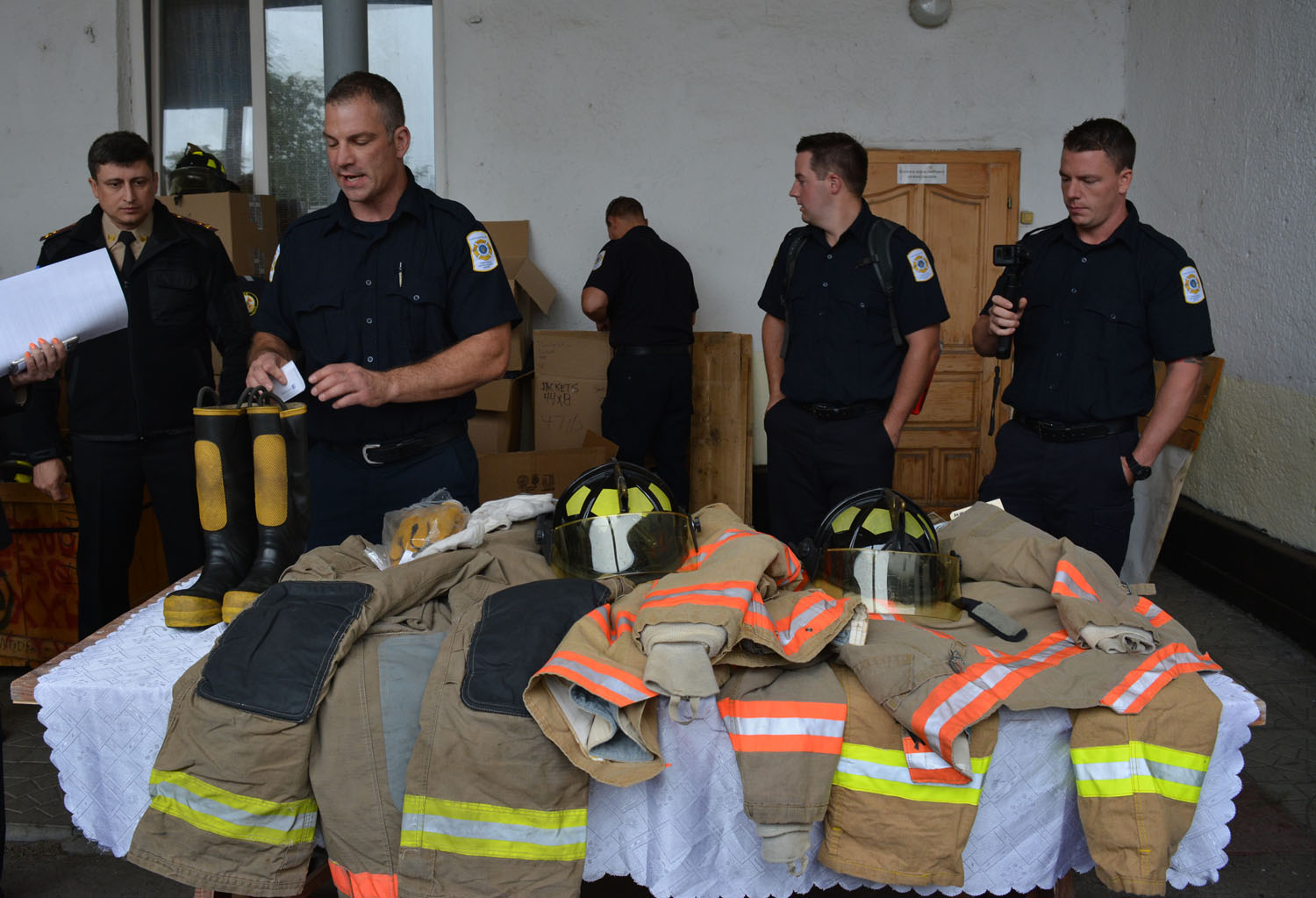Рятувальники з Канади привезли ужгородським колегам пожежні інструменти і обладнання