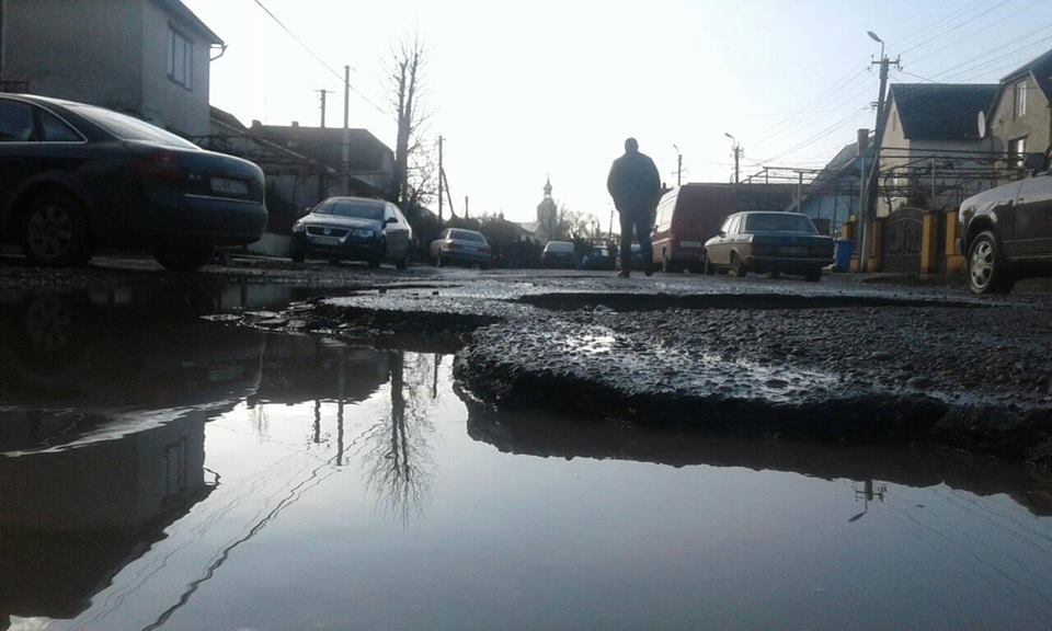 У Сасові на Виноградівщині селяни перекрили дорогу через її жахливий стан (ФОТО, ВІДЕО)