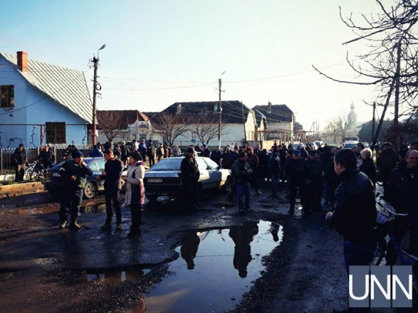На Виноградівщині люди другу добу блокують автодорогу, вимагаючи її ремонту