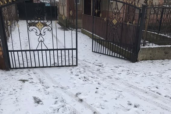 Із подвір'я мешканців Сюрте, що на Ужгородщині два юнаки із сусіднього села викрали ВАЗ (ФОТО) 