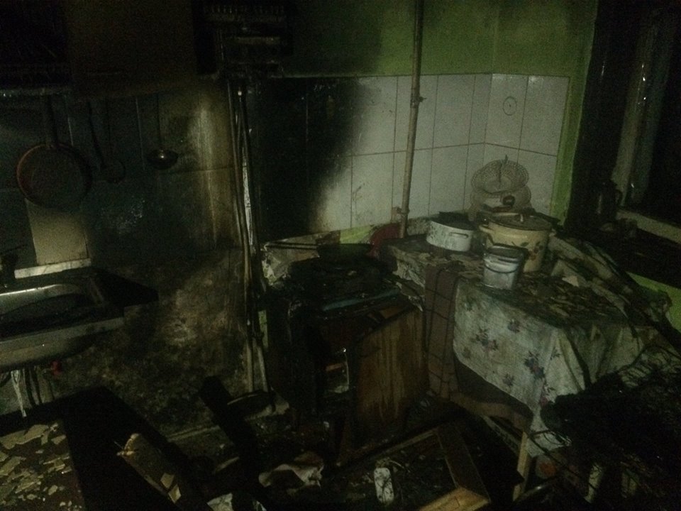 Під час пожежі у квартирі у Виноградові отруїлися літня жінка та її онук, чоловік – у реанімації