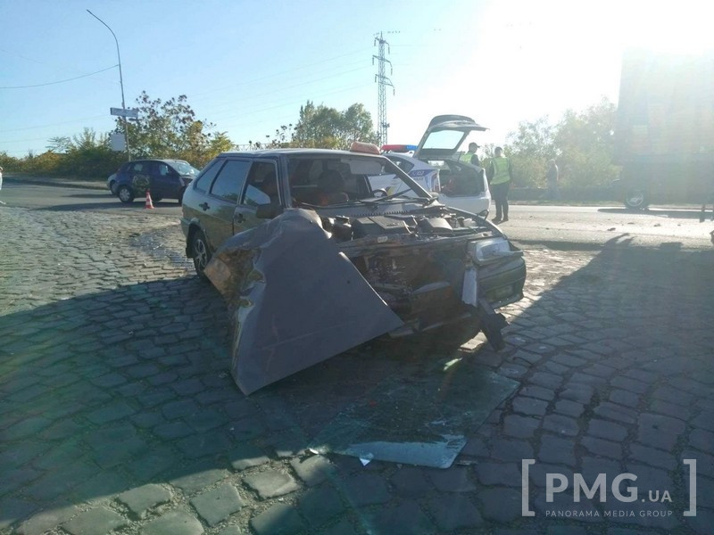 Унаслідок зіткнення в Мукачеві таксі з вантажівкою таксиста забрала "швидка" (ФОТО)