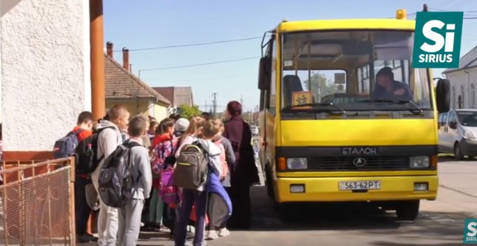 На Берегівщині учні щодня долають 10 км, аби дістатися школи з українською мовою викладання (ВІДЕО)