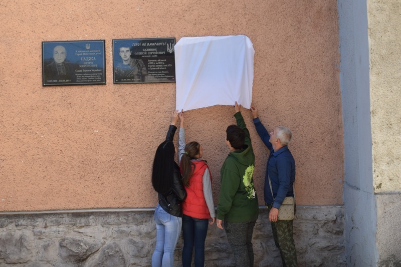 У Рахові встановили меморіальну дошку на честь Тимофія Геніша, полеглого у війні з російсько-терористичними військами (ФОТО)