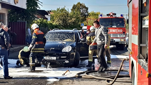 В Ужгороді гасили пожежу в Porsche Cayenne, що загорівся під час руху (ФОТО)