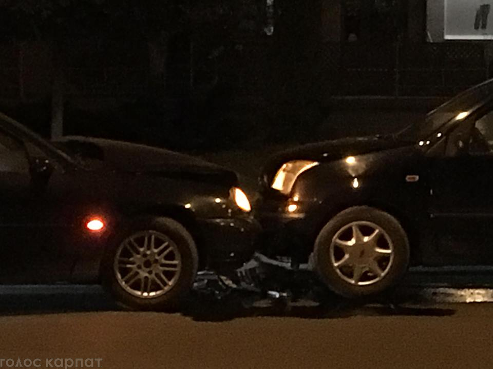 В Ужгороді зіткнулися два авто, винуватець намагався втекти (ФОТО)
