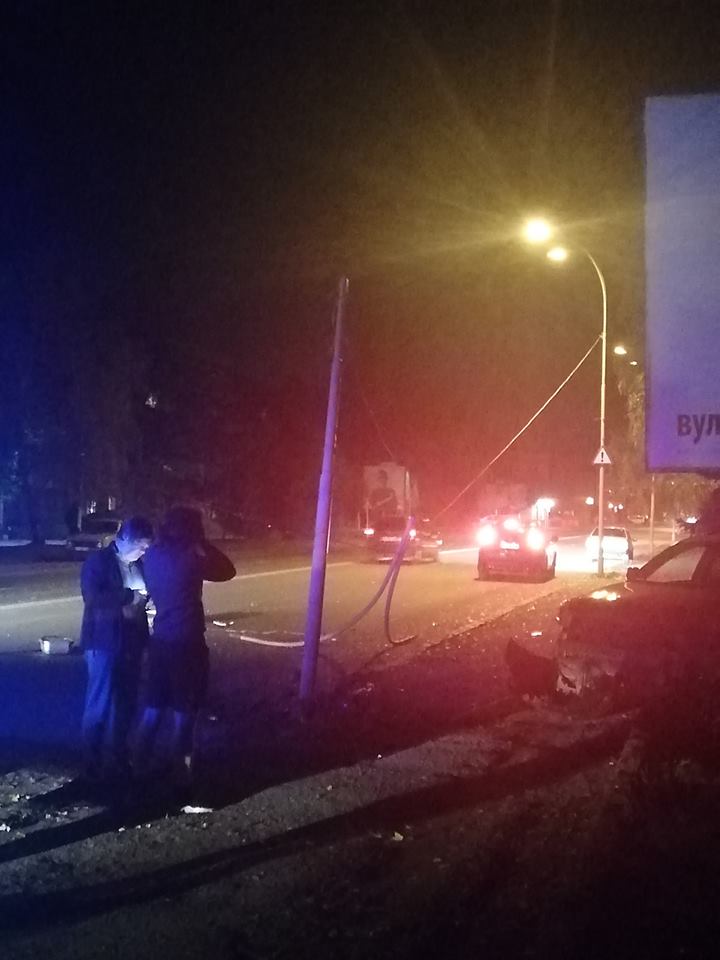 Уночі в Ужгороді автомобіль збив електроопору (ФОТО, ВІДЕО)