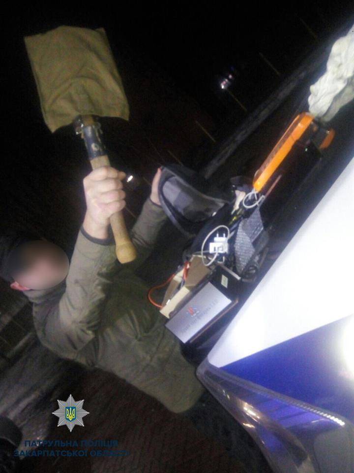 У затриманого вночі в Ужгороді патрульними чоловіка виявили 10 мобілок, 3 планшети, ноутбук і лопату