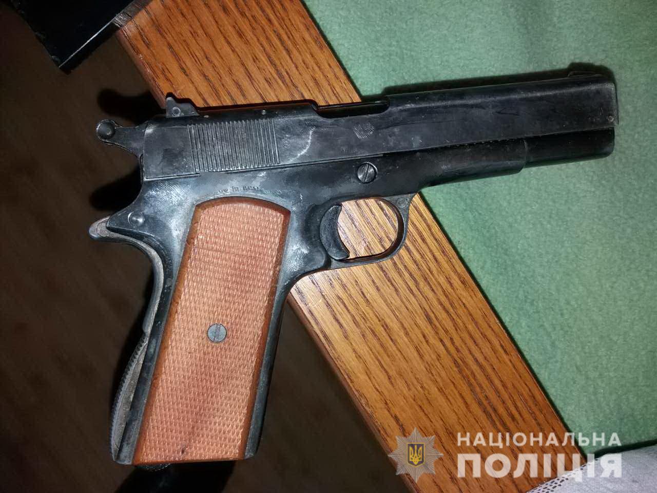 Під час обшуку оселі мешканця Іршави вилучили пістолет і дев’ять ножів (ФОТО)