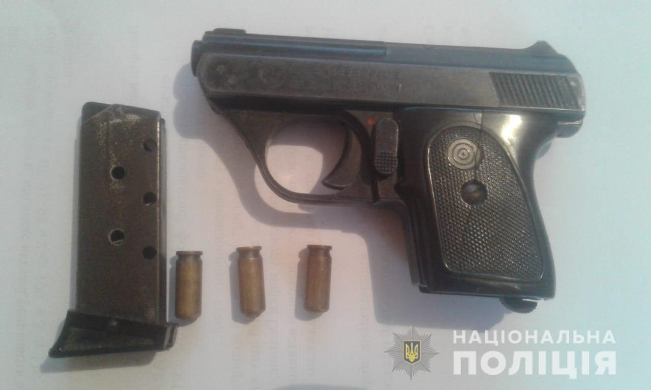 У Буштині у підозрюваного в крадіжці з проникненням вилучили пістолет та набої (ФОТО)