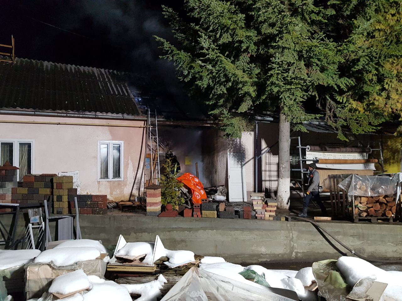 У Сваляві гасили пожежу в котельні магазину будматеріалів (ФОТО)