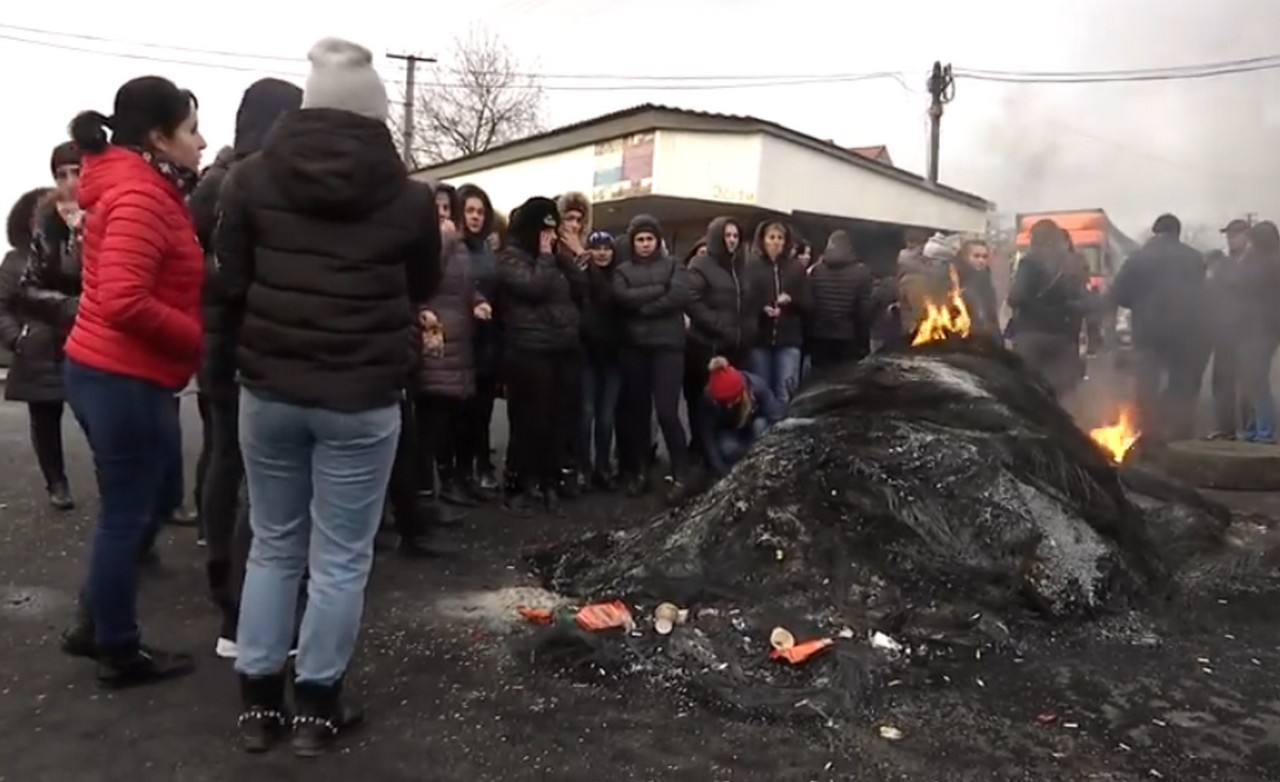У Нижній Апші вже добу перекривають дорогу "Мукачево-Рогатин", протестуючи проти грошової застави для вбивці (ВІДЕО)