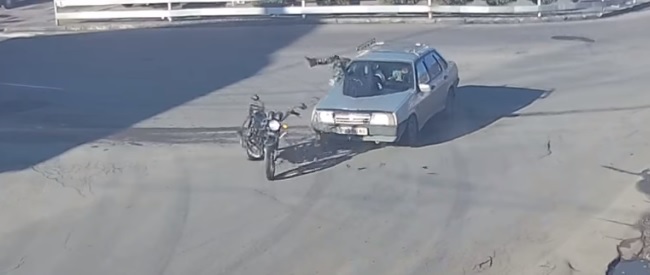 У Виноградові мотоцикліст на перехресті зіткнувся з автомобілем (ВІДЕО)