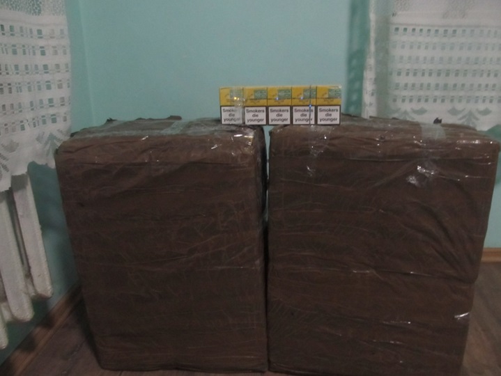 Контрабандист, якого біля кордону сполохали прикордонники, покинув 2 пакунки з 1500 пачками сигарет (ФОТО)