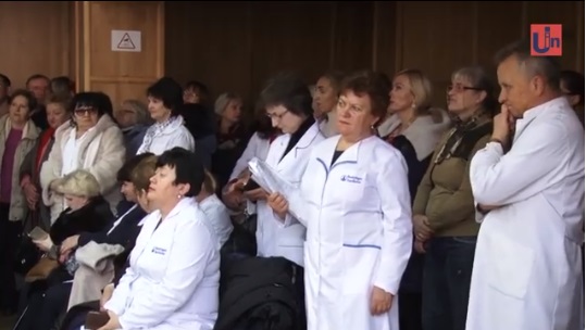В Ужгороді працівники міської поліклініки влаштували протест у сесійній залі мерії (ВІДЕО)