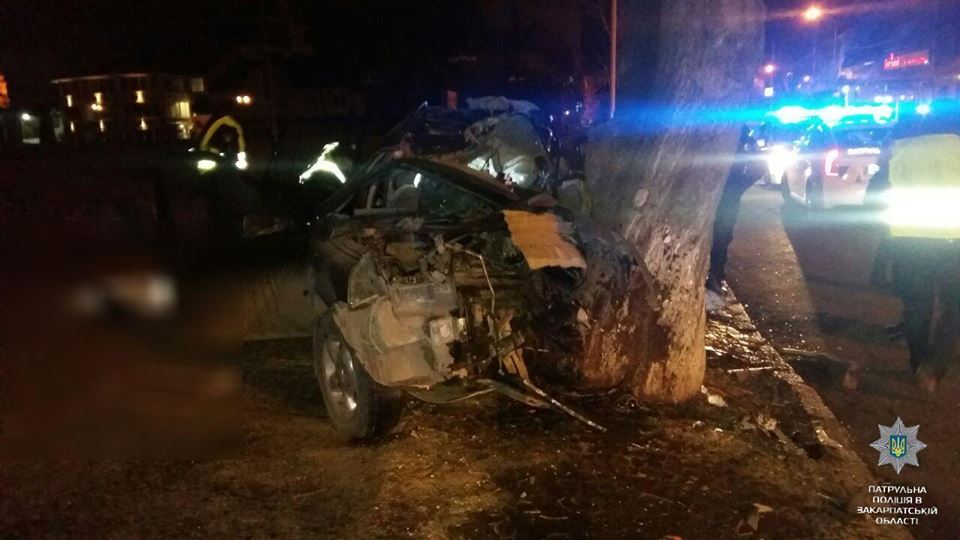 Водій, якого перед жахливим зіткненням з деревом в Ужгороді зачепило авто із загиблими іноземцями, анонімно розповів про момент до трагедії 