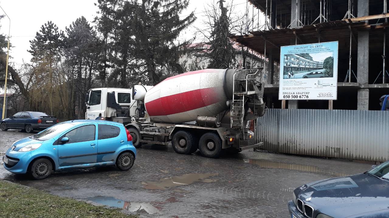 В Ужгороді склали адмінпротокол на водія вантажівки за розсипаний бетонний розчин (ФОТО)