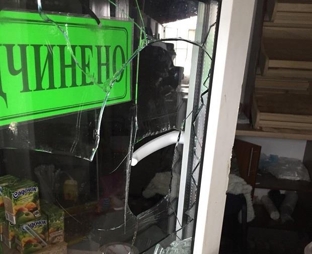 У Виноградові п'ятеро неповнолітніх 10-13 років, розбивши вночі вікно магазину, вкрали звідти солодіщів на 6 тис грн (ФОТО)