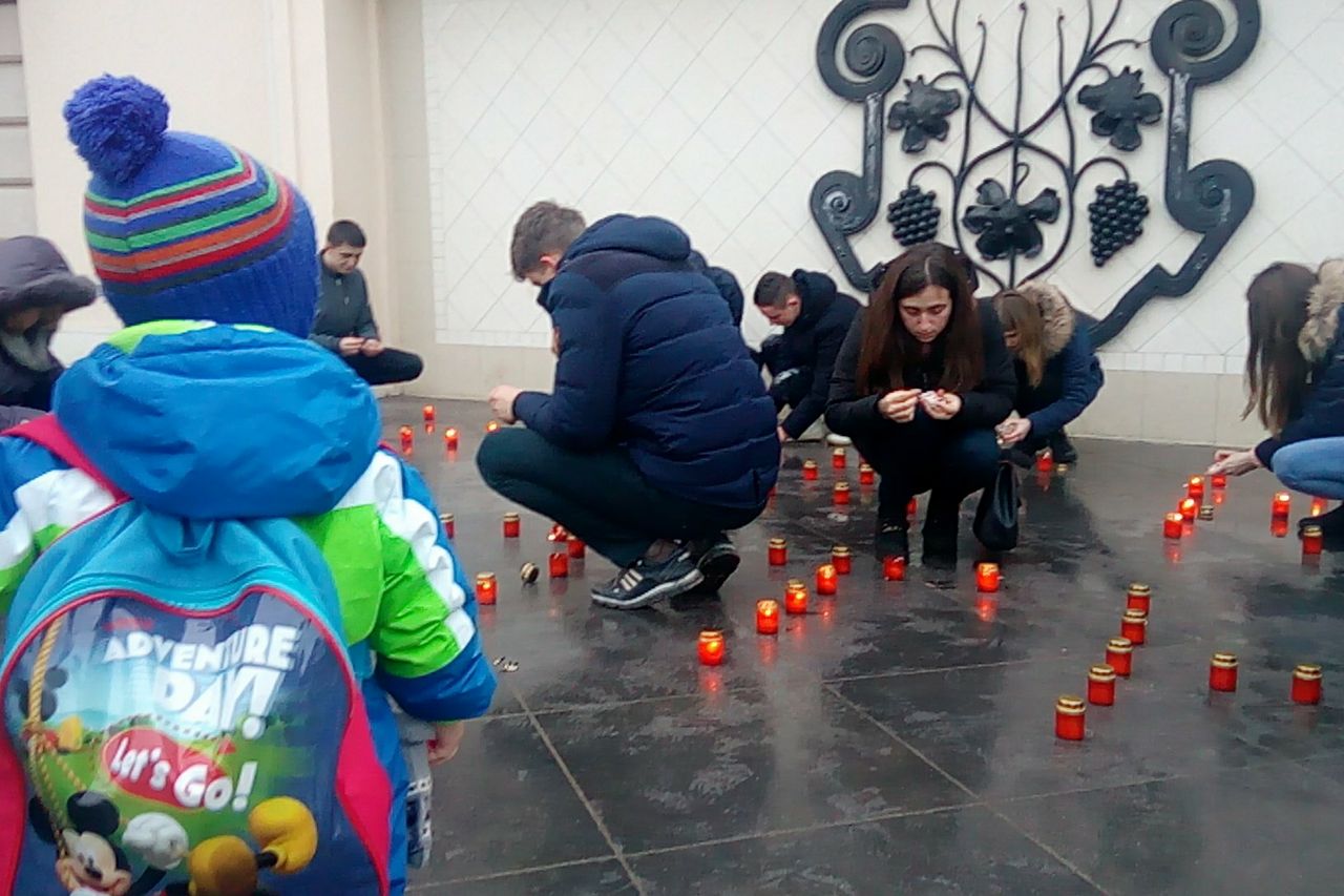 Запаленням свічок і хвилиною мовчання студенти УжНУ вшанували пам'ять Героїв Небесної Сотні (ФОТО)