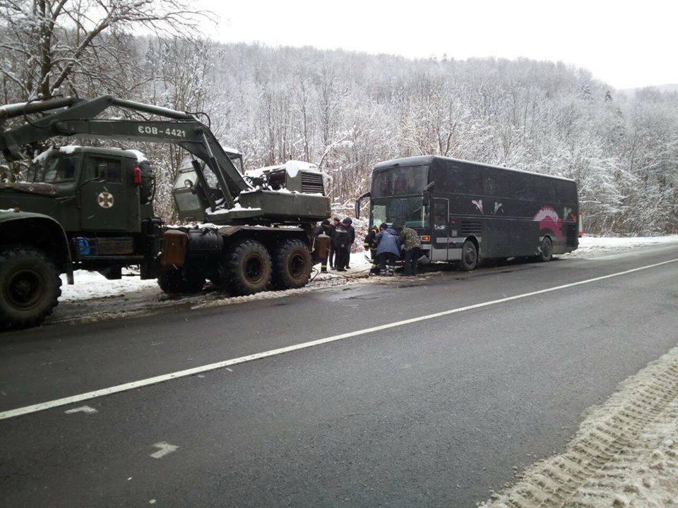 На Воловеччині буксирували автобус "Рим-Чернівці", що зламався (ФОТО)