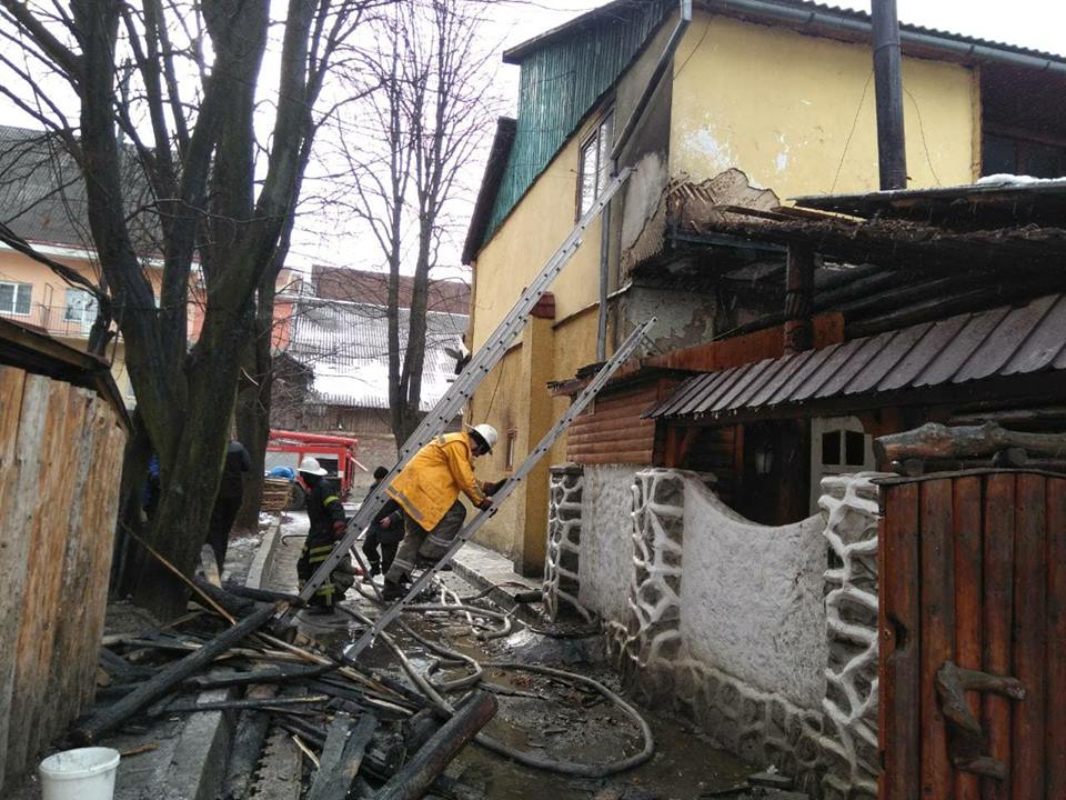 У Рахові від знищення пожежею рятували кафе (ФОТО)