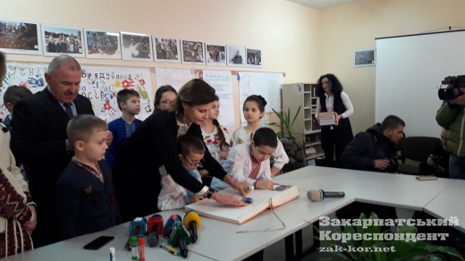 В Ужгороді діти військовослужбовців разом із Мариною Порошенко заповнювали сторінки "Книги Миру" (ФОТО)