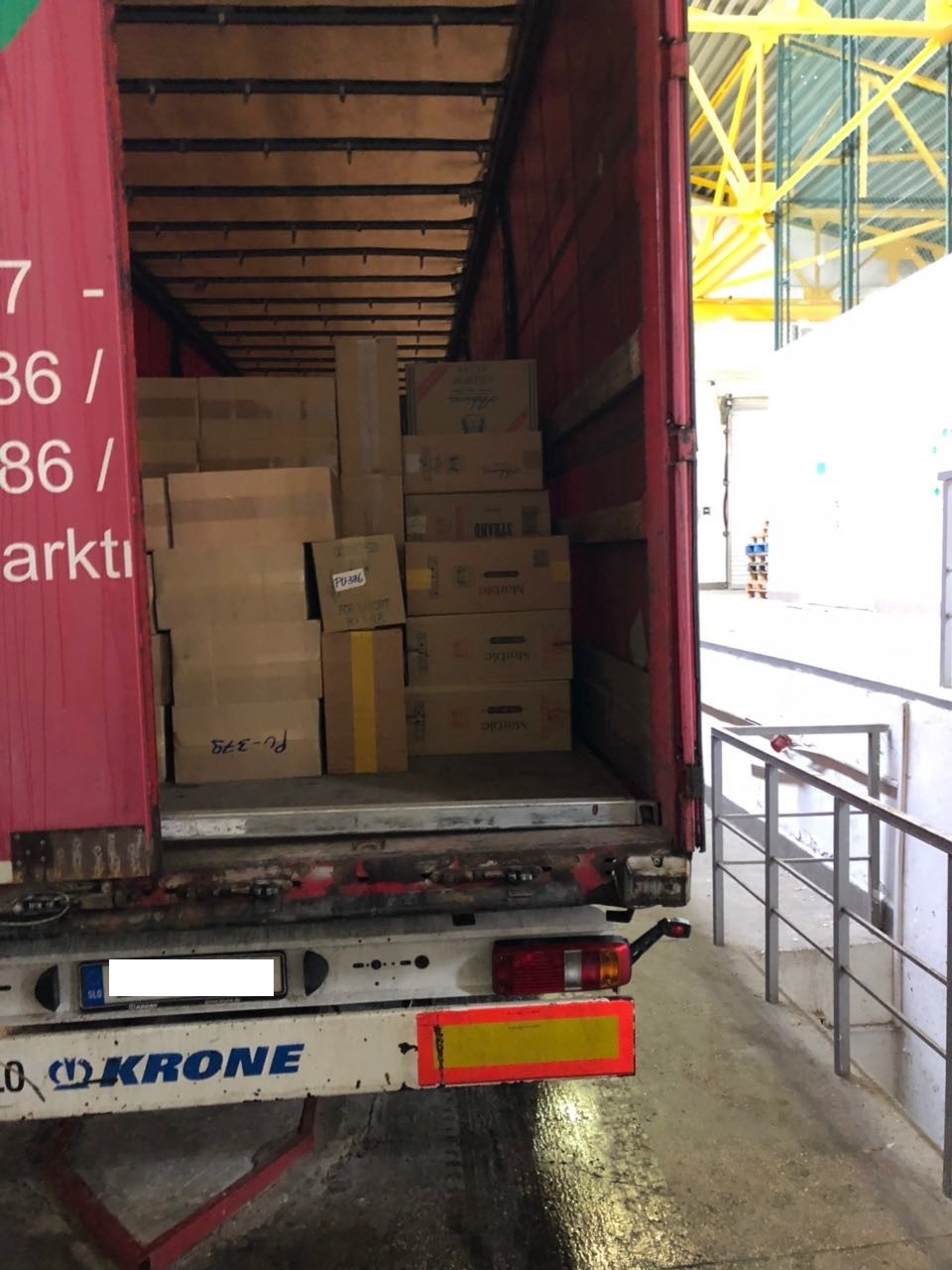На Закарпатті на кордоні конфіскували понад 600 ящиків сигарет, які серб незаконно віз для торгівлі в Duty Free (ФОТО)