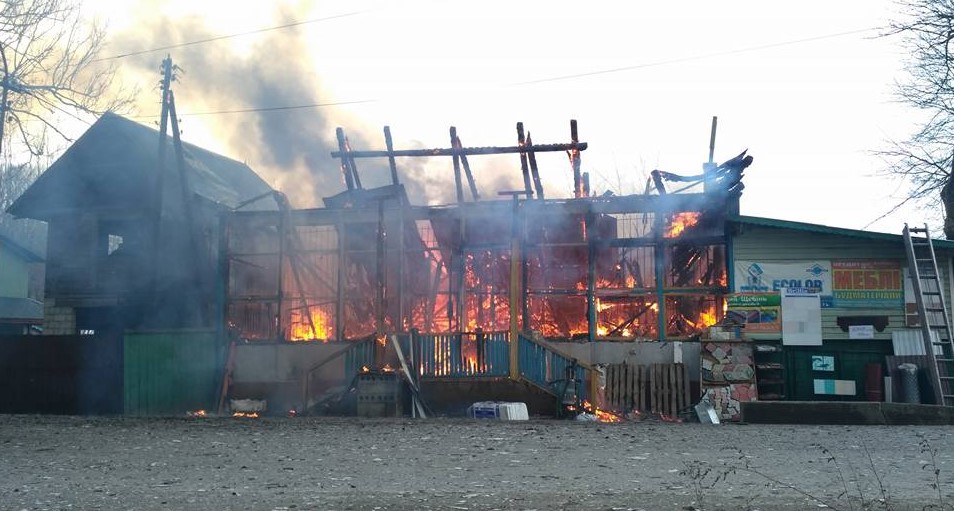У Ясінях на Рахівщині горить магазин будівельних матеріалів (ФОТО)